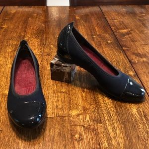 NICE! Munro Henlee Navy and Black Flats sz 7